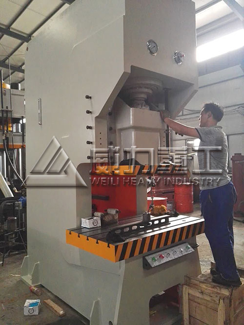 200噸液壓沖床調試中