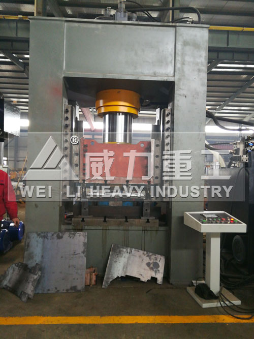 500噸框架式液壓沖床車(chē)間生產(chǎn)中