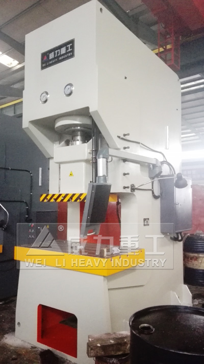 200噸液壓沖床（數控型）