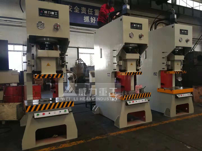 液壓沖床加工車(chē)間