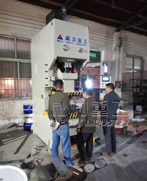 200噸液壓沖床使用現場