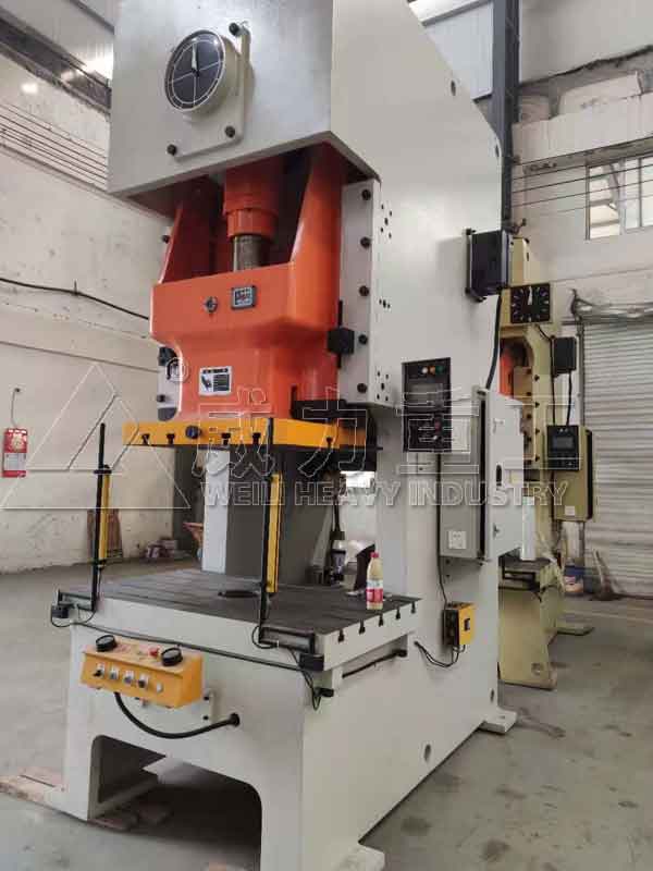 200噸氣動沖床車間現貨